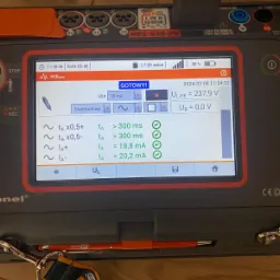 Miernik elektryczny Sonel MPI-540-PV z wyświetlonymi wynikami pomiarów parametrów elektrycznych, widoczne wartości napięcia U L-PE i prądu I A.