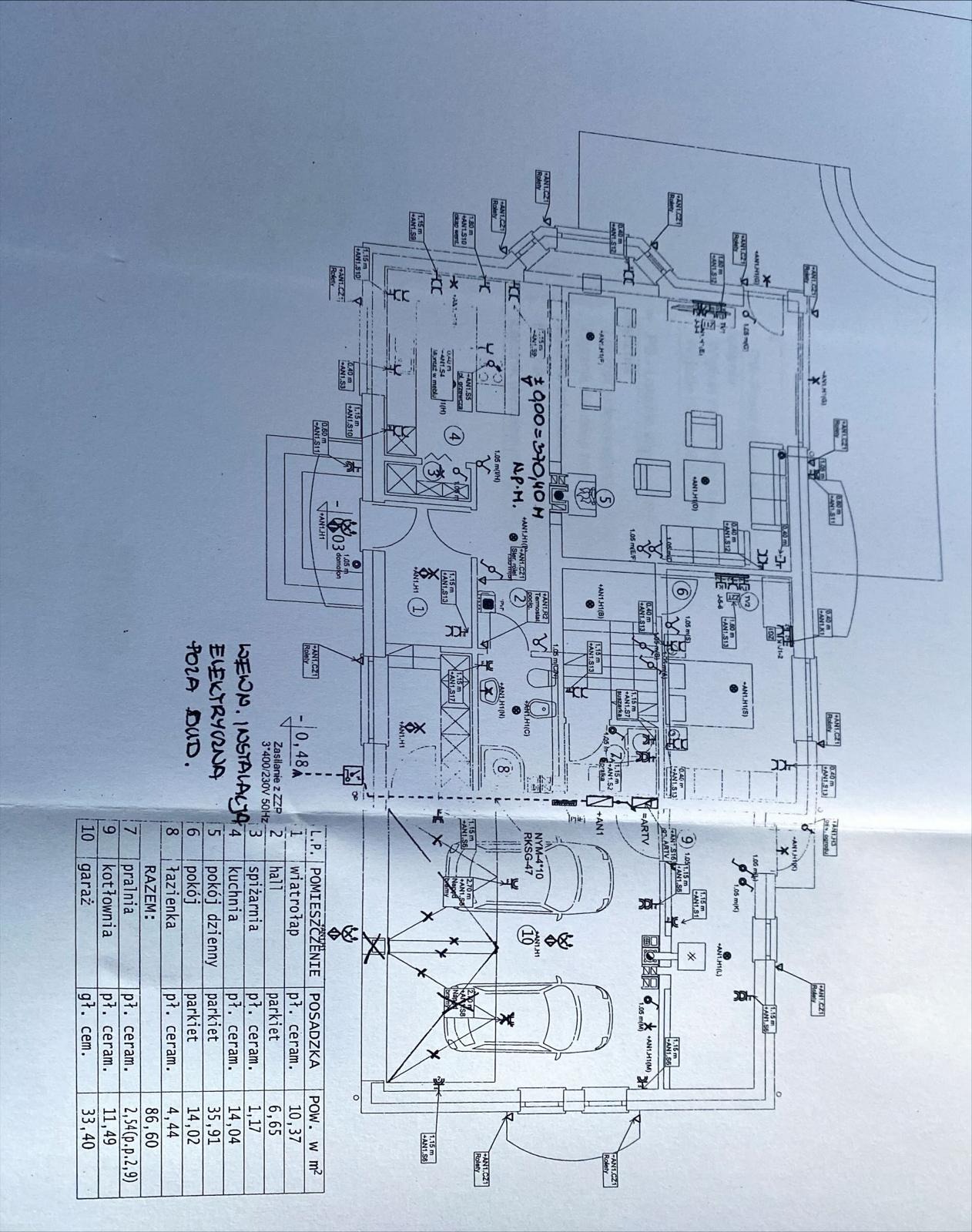 Plan instalacji elektrycznej domu, widok z góry, z naniesionymi symbolami i oznaczeniami punktów elektrycznych, rozmieszczeniem pomieszczeń i mebli.