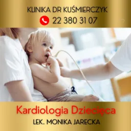 Mały pacjent podczas badania USG w klinice kardiologii dziecięcej, z widocznym przewodem aparatu przy ustach dziecka.