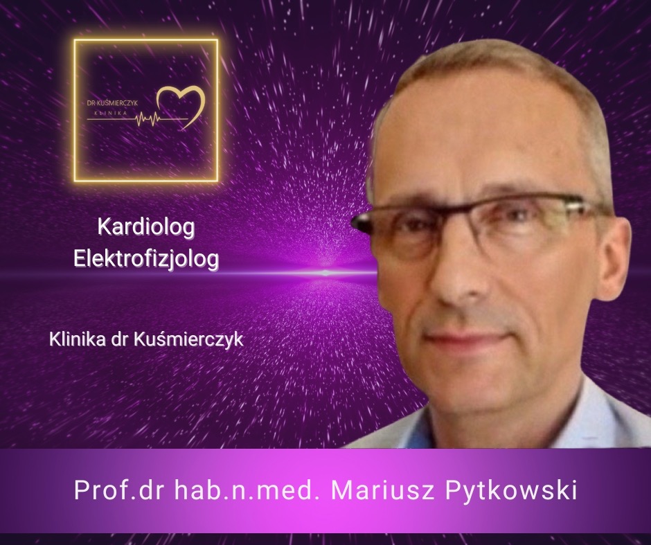 Portret profesora Mariusza Pytkowskiego, kardiologa i elektrofizjologa, na tle grafiki promującej Klinikę dr Kuśmierczyk w Warszawie.
