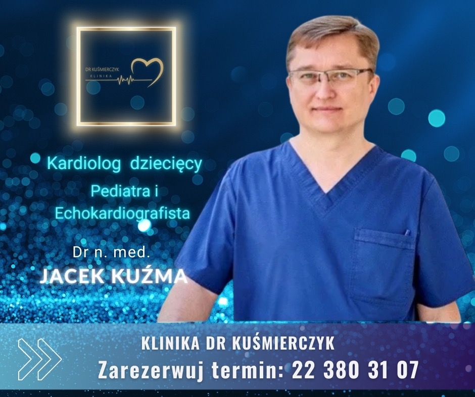 Portret lekarza, dr Jacek Kuźma, specjalista kardiolog dziecięcy, pediatra i echokardiografista, w niebieskim uniformie na tle z logo Kliniki Dr Kuśmierczyk i informacją o rezerwacji terminu.