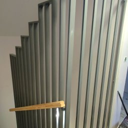 Wykonanie konstrukcji metalowej z poręczami na klatce schodowej 