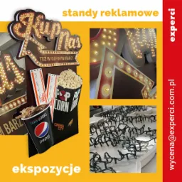 Ekspozycja materiałów reklamowych w kinie: podświetlane szyldy z popcornem, napojem i biletami, prezentacja elementów dekoracyjnych z kabli.