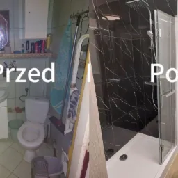 Porównanie łazienki przed i po remoncie: po lewej stronie widok starej łazienki z beżowymi płytkami i wyposażeniem, po prawej stronie nowa łazienka z czarnymi płytkami imitującymi marmur w kabinie...
