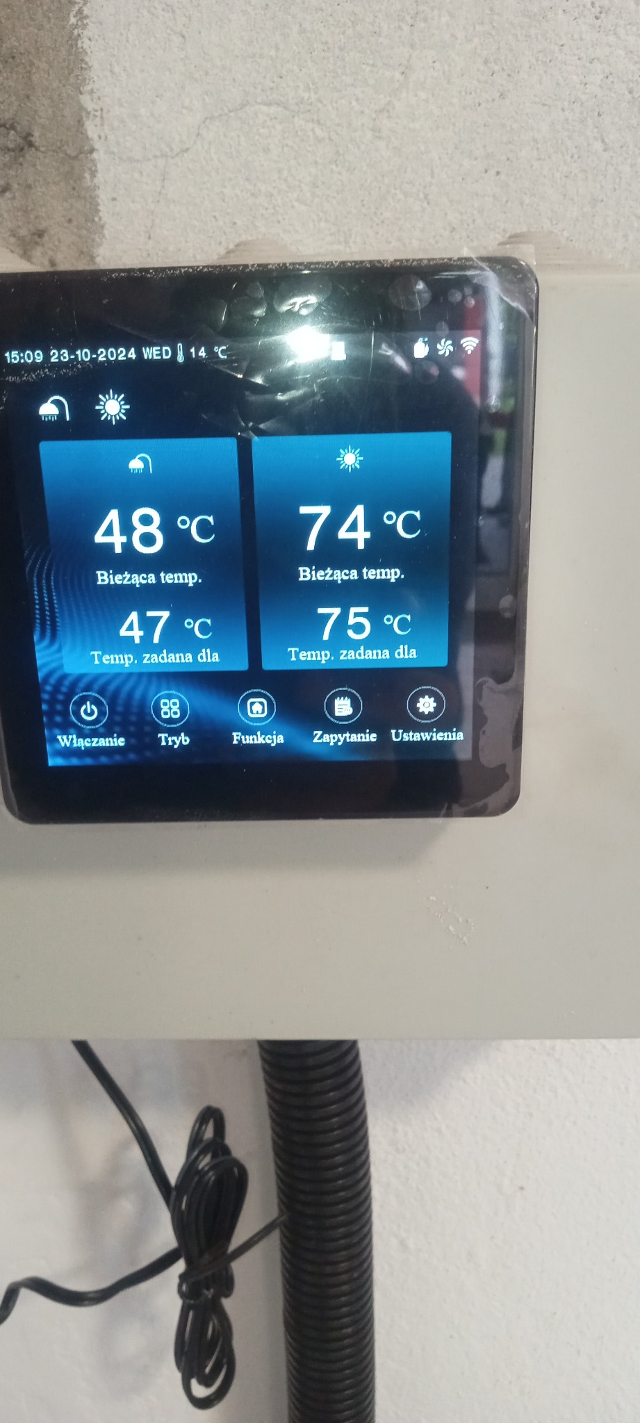 Ekran dotykowy sterownika z wyświetlanymi temperaturami: 48°C (bieżąca) i 47°C (zadana) po lewej stronie oraz 74°C (bieżąca) i 75°C (zadana) po prawej, widoczne opcje Włączanie, Tryb, Funkcja...