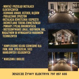 Brygada RR Michał Rodziewicz - Iluminacja posesji nocą: ścieżka oświetlona lampami ogrodowymi prowadząca do domu z podświetloną fasadą i tarasem.