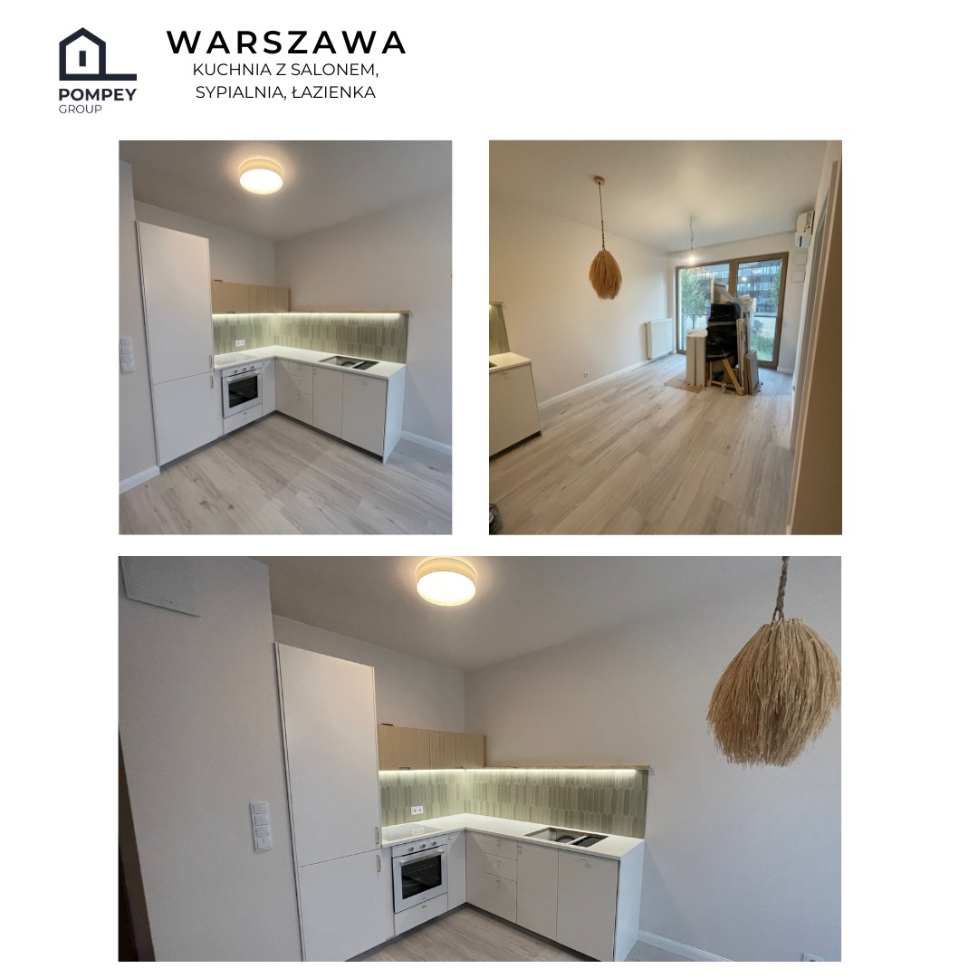 Nowoczesna, jasna kuchnia z białymi meblami w kształcie litery L, z drewnianym blatem i oświetleniem LED pod szafkami. Widok na salon z drewnianą podłogą i lampą wiszącą.