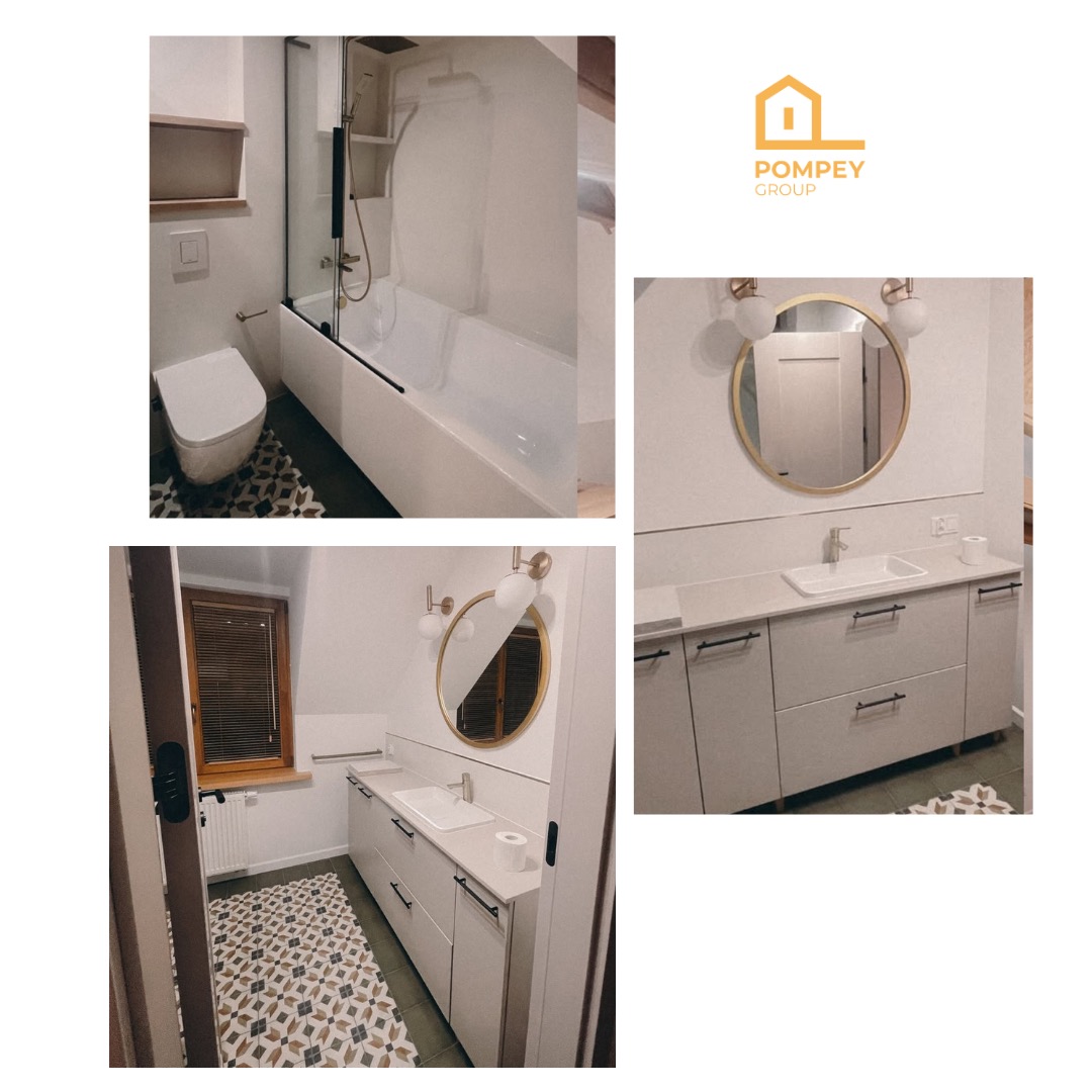 Nowoczesna łazienka w jasnych barwach z okrągłym lustrem, białą armaturą i wzorzystą podłogą. Widok na wannę, umywalkę z szafką i toaletę. Minimalistyczny design.