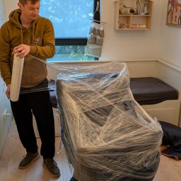 Profesjonalne zabezpieczenie mebli podczas przeprowadzki w Toruniu. Dbamy o bezpieczne przenoszenie, ochronę przed uszkodzeniami i sprawne ustawienie mebli w nowym miejscu. Gwarantujemy porządek, terminowość i pełne zaangażowanie.