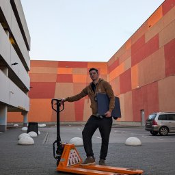 Profesjonalne Toruń przeprowadzki z wykorzystaniem wózków transportowych i specjalistycznego wyposażenia. Zapewniamy bezpieczny transport mebli, szybki załadunek i rozładunek oraz sprawną realizację przeprowadzek na terenie Torunia i okolic.