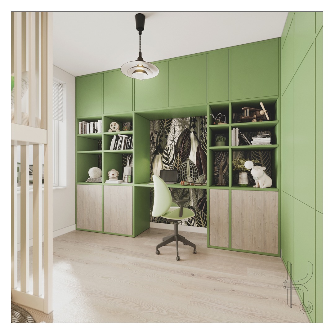 Pokój z zielonymi szafkami, biurkiem i krzesłem na kółkach, tapeta w liście, oświetlenie sufitowe, jasna podłoga i dekoracje na półkach.