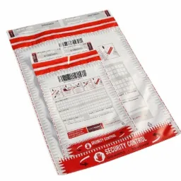 Dwie białe koperty bezpieczne z czerwonymi paskami i nadrukiem, pokazujące instrukcje otwierania i pola do wypełnienia, leżące na białym tle.