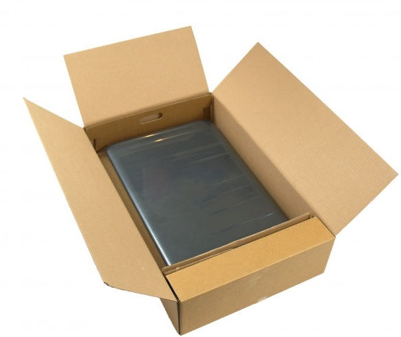 Kartonowe opakowanie z uchwytami, wewnątrz zapakowany w folię ciemny, płaski przedmiot.