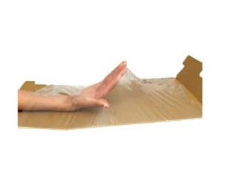 Dłoń nakładająca przezroczystą folię ochronną na rozłożone kartonowe pudełko, widok z boku na białym tle.