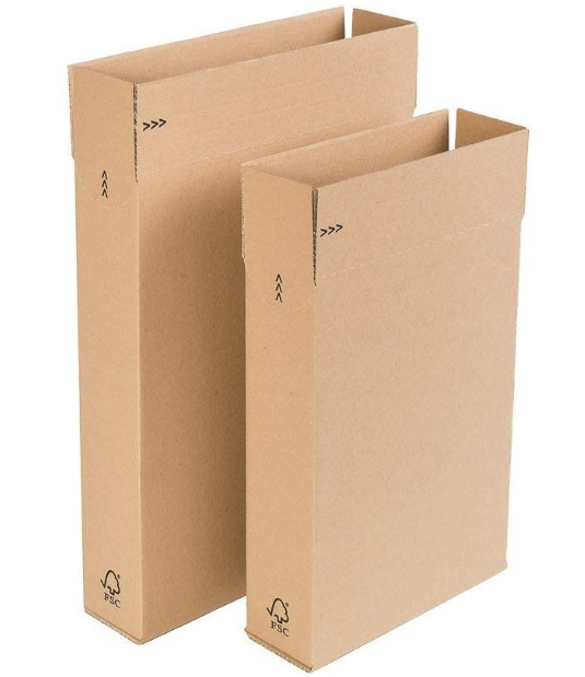 Dwa wysokie, tekturowe pudła z wycięciami na górze, różniące się wysokością i z logo FSC na dole, ustawione na białym tle.