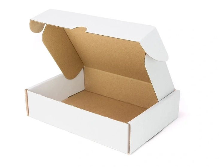 Otwarta, biała, tekturowa skrzynka fasonowa z widocznym brązowym wnętrzem, sfotografowana na białym tle pod kątem, z delikatnym cieniowaniem.
