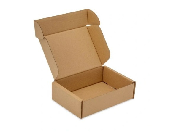 Otwarty kartonowy pojemnik z widocznymi liniami bigowania, prezentowany na białym tle.