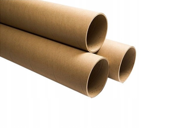 Trzy tekturowe tuby o gładkiej powierzchni, ułożone ukośnie na białym tle, z widocznymi krawędziami cięcia.