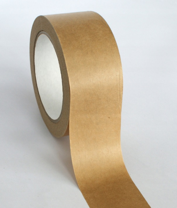 Rolka brązowej taśmy papierowej z widocznym białym rdzeniem, skierowana w dół na jasnym tle.