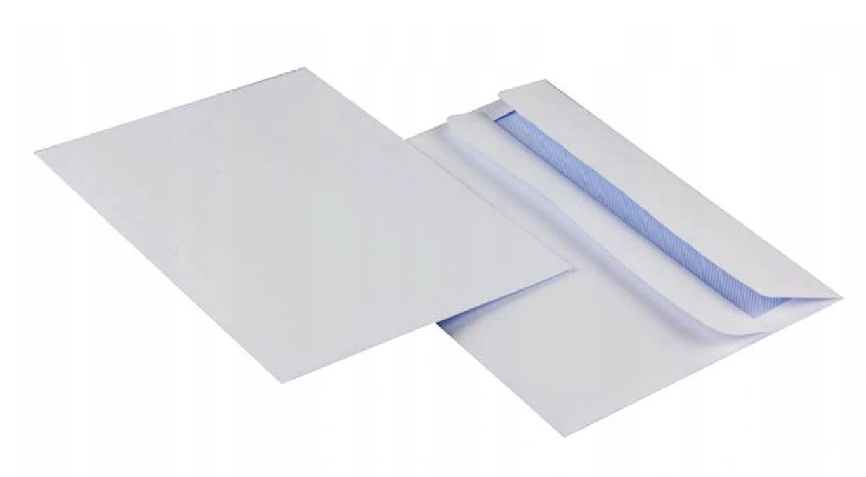 Dwa białe, prostokątne opakowania papierowe: płaska koperta i koperta z niebieskim wzorem w paski wewnątrz.