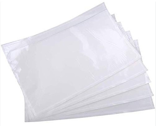 Stos przezroczystych, foliowych torebek z zapięciem strunowym, ułożonych warstwowo na białym tle.