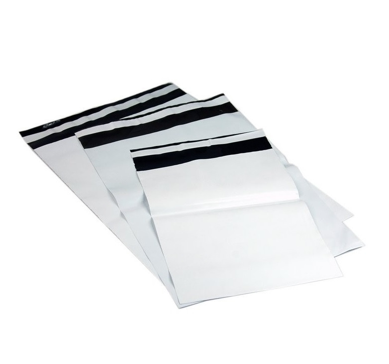 Białe, foliowe koperty kurierskie z czarnym paskiem klejącym ułożone warstwami na białym tle.