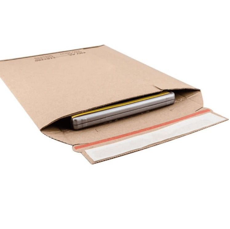 Otwarta koperta bąbelkowa z widocznym wewnątrz smartfonem, z paskiem klejącym zabezpieczonym białą folią i czerwoną linią.