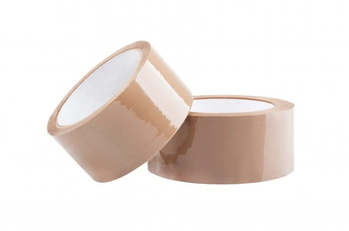 Dwie rolki brązowej taśmy klejącej na białym tle, jedna lekko przechylona, z widocznym połyskiem na powierzchni.