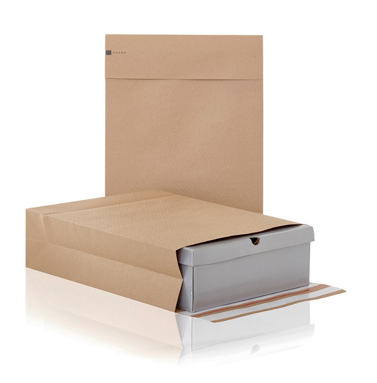 Pudełko w szarym kolorze umieszczone w rozłożonym kartonowym opakowaniu, obok pionowo ustawiona koperta z tektury z perforacją do otwierania.
