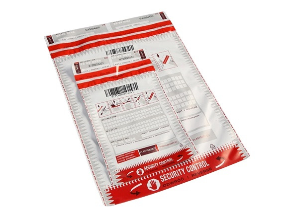 Dwie białe koperty bezpieczne z czerwonymi paskami i nadrukiem, pokazujące instrukcje otwierania i pola do wypełnienia, leżące na białym tle.