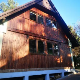 Drewniana ściana z boazerii ocieplona wełną.