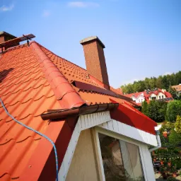 Skucie płytek na kominach, położenie tynku żywicznego i zrobienie czap z blachy oraz obróbka kominów z blachy.