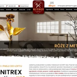 Strona internetowa firmy Nitrex prezentująca metalowe róże. Na pierwszym planie złota róża, w tle minimalistyczna łazienka z wanną i dekoracyjnym drzewkiem bez liści.