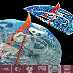 Abstrakcyjne ujęcie z bliska przedstawiające wzór z nitki w odcieniach błękitu, czerwieni i bieli na czarnym tle, przypominający logo lub skomplikowany napis wykonany techniką tekstylną.