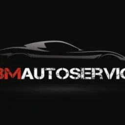Logo MBM Autoservice z sylwetką sportowego samochodu na czarnym tle, nazwa firmy stylizowana z efektem zużycia na literach.