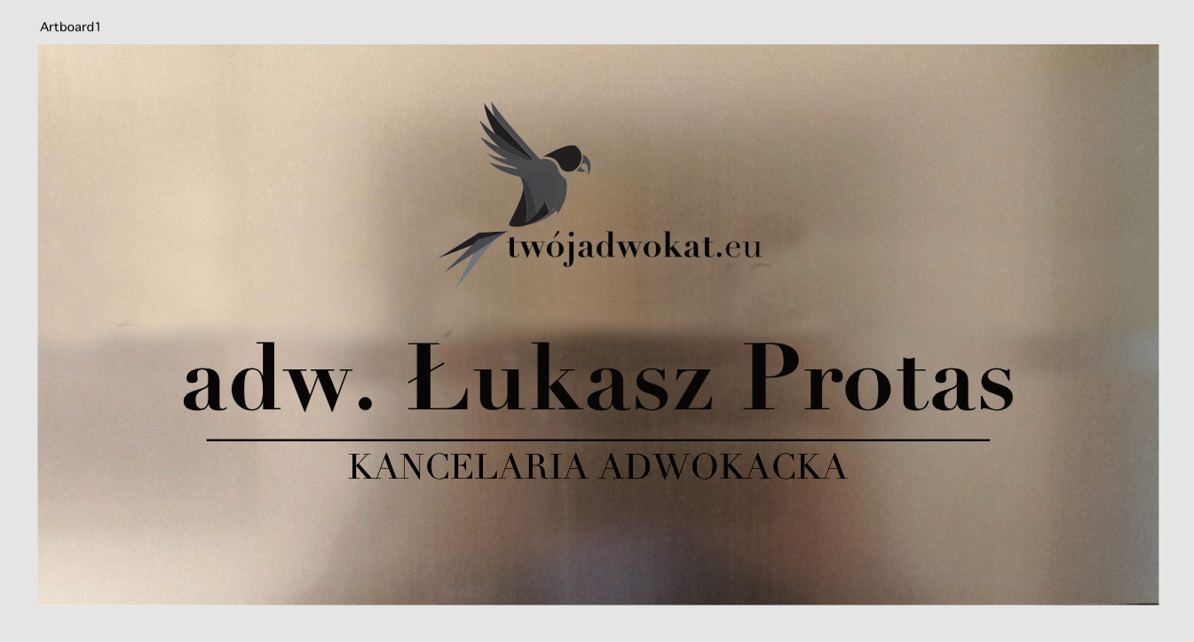 Elegancka tabliczka informacyjna z logo i danymi kontaktowymi kancelarii adwokackiej adw. Łukasza Protasa, z motywem ptaka w locie i adresem strony internetowej.