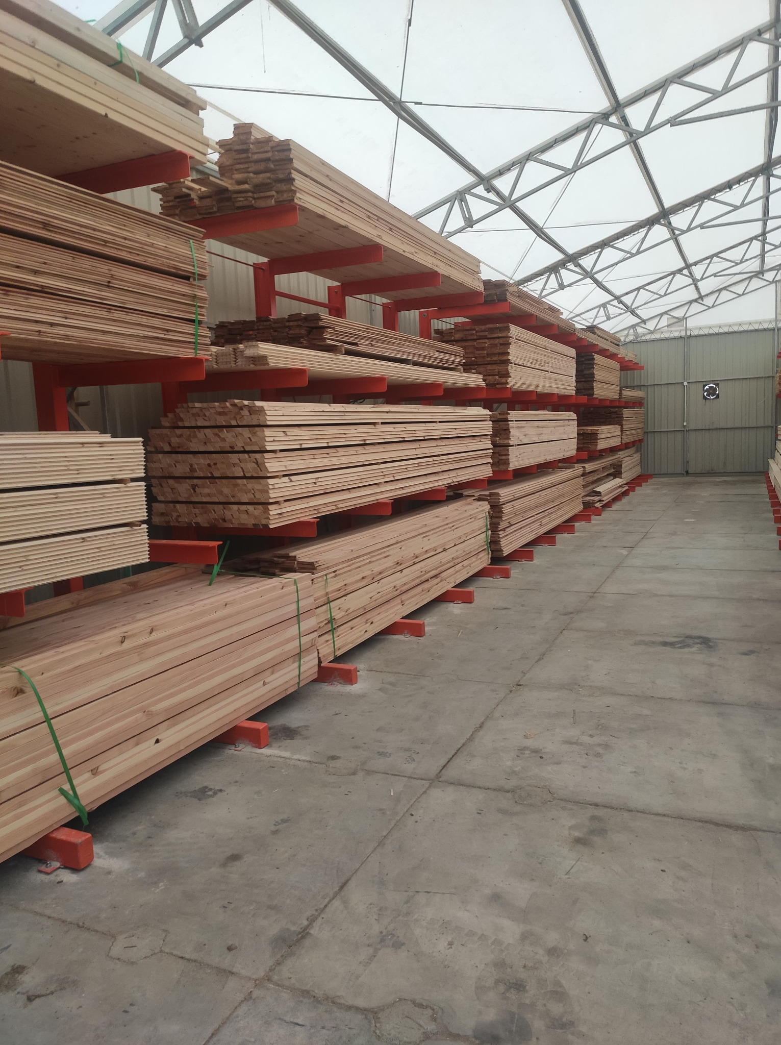 Na magazynie posiadamy ponad 300m3 wyrobów z drewna.