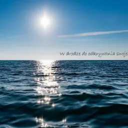 Spokojne, błękitne morze pod jasnym słońcem, z napisem 'W drodze do odkrywania swojego self' unoszącym się nad powierzchnią wody.