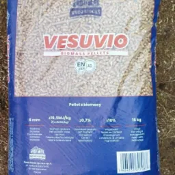 Worek z pelletem drzewnym marki Vesuvio Biomass Pellets, leżący na drewnianej powierzchni. Widoczne parametry pelletu, takie jak zawartość popiołu, wilgotność i wartość opałowa.