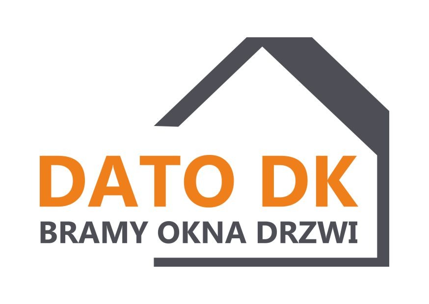 Logo firmy DATO DK z szarym obrysem dachu domu, pomarańczowym napisem DATO DK i szarym napisem BRAMY OKNA DRZWI.