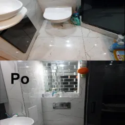 Zdjęcie łazienki podzielone na dwie części: górna ukazuje stan przed czyszczeniem z widocznymi zabrudzeniami na podłodze i toalecie, dolna prezentuje łazienkę po sprzątaniu, z czystymi...