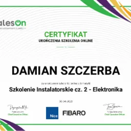 Certyfikat ukończenia szkolenia online z tematyki 'Szkolenie Instalatorskie cz. 2 - Elektronika' dla Damiana Szczerby, wydany przez SalesOn, Nice i Fibaro.