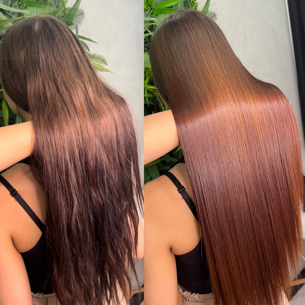 Porównanie włosów przed i po zabiegu koloryzacji i prostowania, widoczne różnice w odcieniu i gładkości, zieleń roślin w tle.