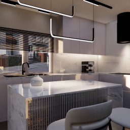 Nowoczesna kuchnia z marmurową wyspą, minimalistycznym oświetleniem i czarnymi akcentami. Widok na zewnątrz przez okno z żaluzjami.