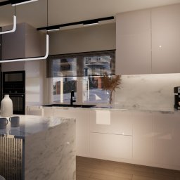 Nowoczesna, jasna kuchnia z marmurowym blatem i wyspą. Minimalistyczne szafki bez uchwytów, designerskie oświetlenie i ekspres do kawy na blacie. Widok na zewnątrz przez okno.