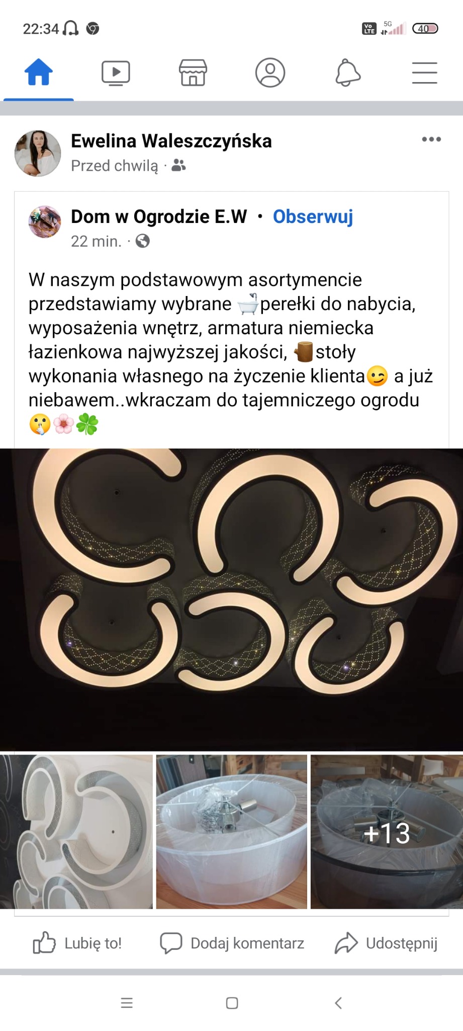 Nowoczesna lampa sufitowa z wzorem geometrycznym, wykonana z białego tworzywa i podświetlana diodami LED, widoczna z dołu, w tle ciemny sufit. Dodatkowe ujęcia lamp w opakowaniach i w różnych...