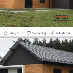 Dom jednorodzinny z szarą blachą na dachu i elewacją z paneli drewnopodobnych, widoczny z poziomu trawnika. Na zdjęciu widoczne logo firmy dekarskiej.