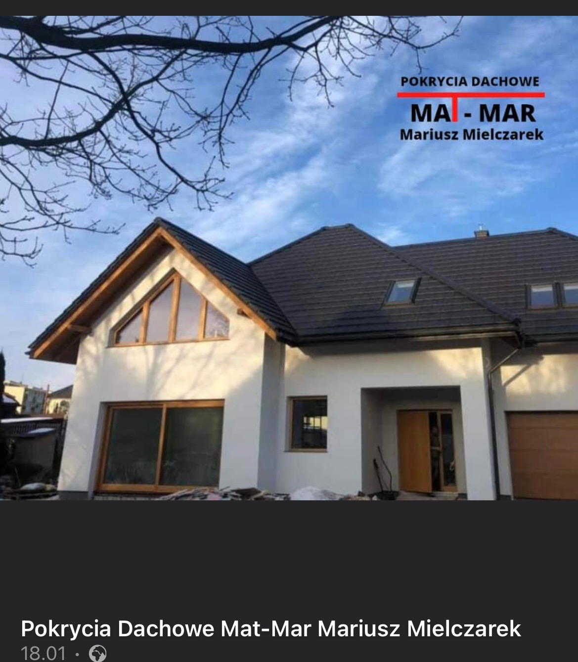Gotowy dom jednorodzinny z ciemną dachówką, widoczny fragment elewacji i logo firmy dekarskiej w górnym rogu zdjęcia.