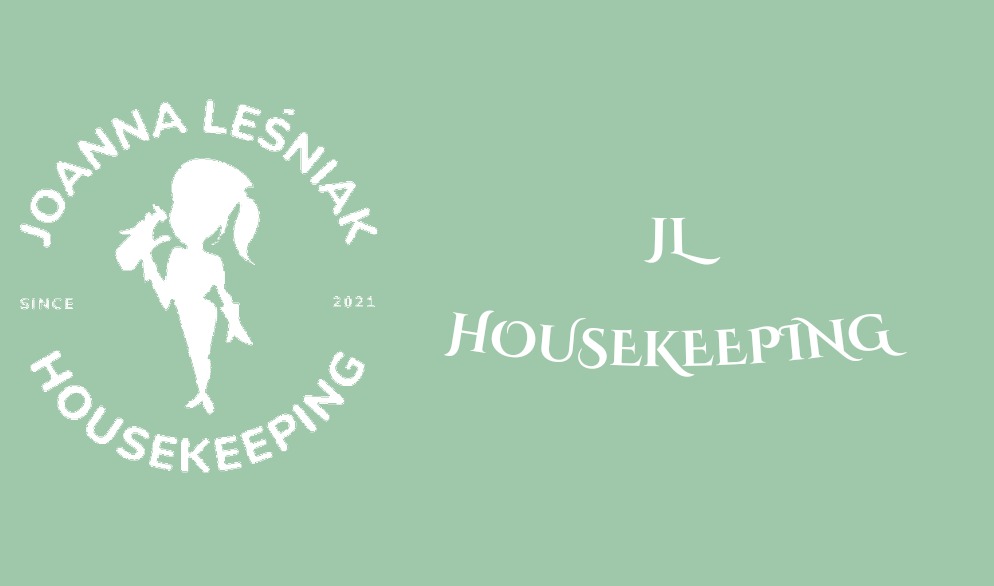 Logo firmy sprzątającej Joanna Leśniak Housekeeping, przedstawiające sylwetkę kobiety trzymającej butelkę ze spryskiwaczem, otoczoną napisem z nazwą firmy i rokiem założenia 2021.