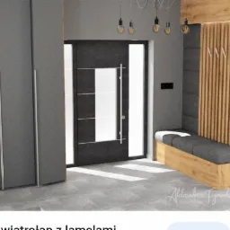 Nowoczesny przedpokój z szarą zabudową szafy wnękowej, grafitowymi drzwiami z przeszkleniami, drewnianym panelem ściennym z wieszakami i siedziskiem ze schowkiem, oświetlony wiszącymi lampami...